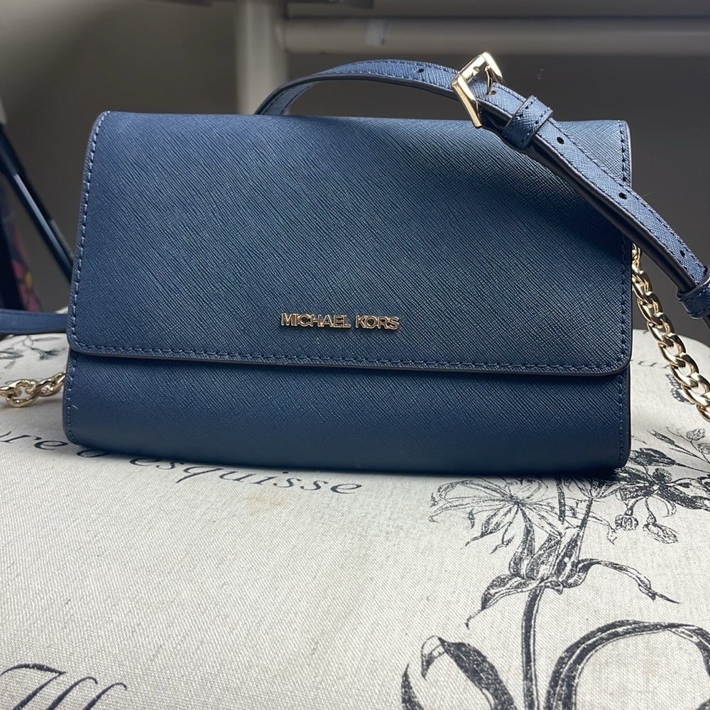 Michael Kors:: Jet Set Travel Clutch Crossbody in Navy